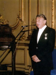 1989 – Caballero de las Artes y las Letras, Gobierno de Francia