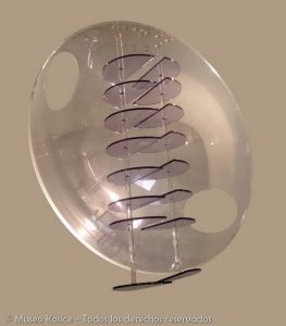 Coordenada de un volumen, diagonales, plexiglás, 85 x 80 x 27 cm, 1963