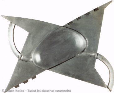 Distensión a partir de un centro cóncavo, fundición de aluminio, 64 x 77 x 4 cm, 1958