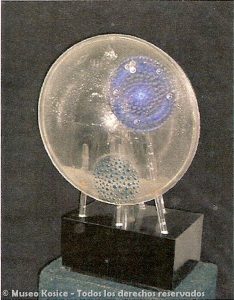 Entre aguas, plexiglás, luz móvil, 91 x 63 x 33 cm, 1967