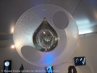 Gota colgante espejeada, plexiglás, 102 x 32 cm, 2007