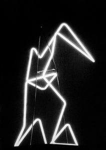 Escultura luminosa, aluminio anodizado y neón, h. 115 cm, 1948