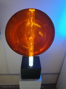 Semiesfera, plexiglás, luz móvil, 84 x 50 x 25 cm, 1967