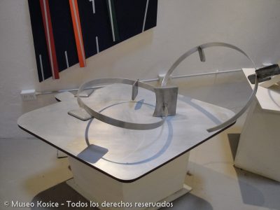 Tensión parabólica, fundición de aluminio, 52 x 134 x 90 cm, 1948-1958