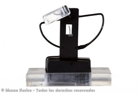 Una gota de agua acunada a toda velocidad, plexiglás, agua móvil, cinetismo, 13 x 16 x 65 cm, 1948