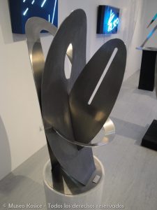 Acero inoxidable. 97 x 43 x 50 cm. 1997